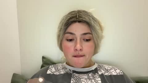 Snapshot of emily_morning_dew chatting on October 29, 2025, 8:32 pm emily_morning_dew online show from October 29, 2025, 8:32 pm