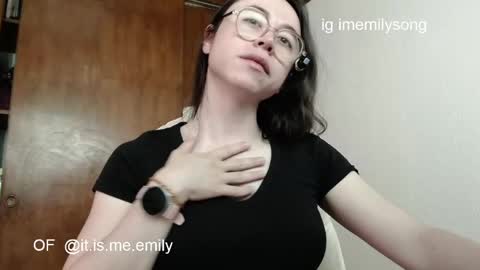 Snapshot of emily_pearl_ chatting on June 3, 2026, 8:03 pm emily_pearl_ online show from June 3, 2026, 8:03 pm