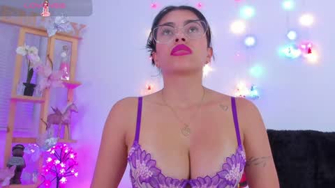 Snapshot of emily_sanderss1 chatting on December 14, 2024, 11:01 pm Emily online show from December 14, 2024, 11:01 pm