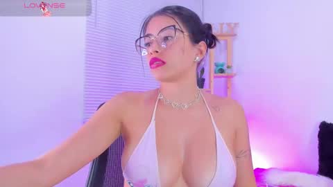 Snapshot of emily_sanderss1 chatting on February 9, 2025, 11:15 pm Emily online show from February 9, 2025, 11:15 pm