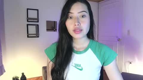 Snapshot of emily_swan_04 chatting on February 6, 2025, 10:43 pm Emily Swan online show from February 6, 2025, 10:43 pm