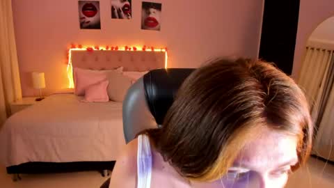 Snapshot of emily_warren__ chatting on April 22, 2026, 9:05 pm emily_warren__ online show from April 22, 2026, 9:05 pm