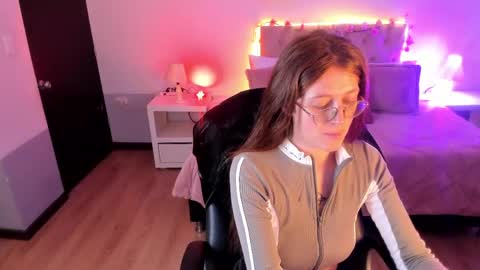 Snapshot of emily_warren__ chatting on June 4, 2026, 8:15 pm emily_warren__ online show from June 4, 2026, 8:15 pm