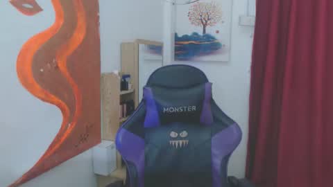 emily_xo143 online show from April 13, 2026, 12:32 pm