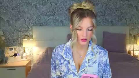 emilydancee online show from November 7, 2025, 4:23 am