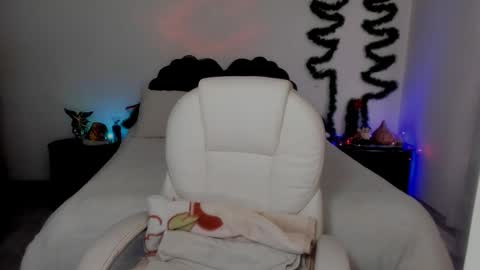  Emily Dolshe  online show from December 5, 2025, 2:47 pm