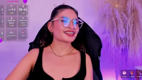 Emilyjonnes  online show from May 29, 2026, 4:32 am