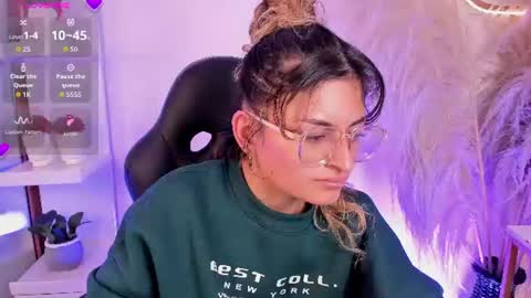 Emilyjonnes  online show from June 17, 2026, 3:53 am