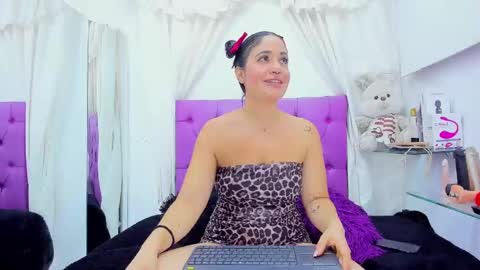 Snapshot of emilymadrid chatting on December 5, 2024, 4:53 am Emily online show from December 5, 2024, 4:53 am