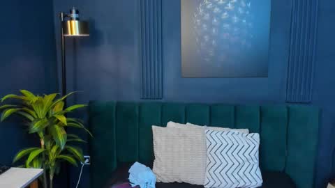 Emily Thyson online show from November 10, 2025, 12:04 pm