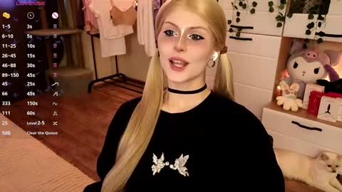 Snapshot of emimiy chatting on October 8, 2025, 8:23 am emimiy online show from October 8, 2025, 8:23 am