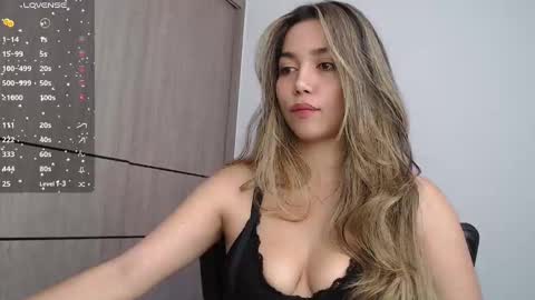 Snapshot of emma_aaa chatting on December 6, 2024, 1:00 pm Rocio online show from December 6, 2024, 1:00 pm