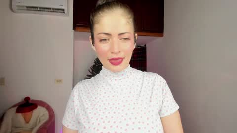 Snapshot of emma_blanco chatting on December 17, 2024, 8:01 am Emma online show from December 17, 2024, 8:01 am