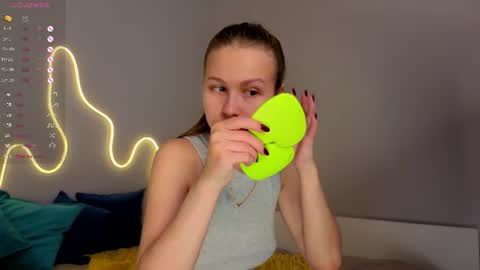 Snapshot of emma_clon chatting on June 27, 2026, 1:43 am Emma online show from June 27, 2026, 1:43 am