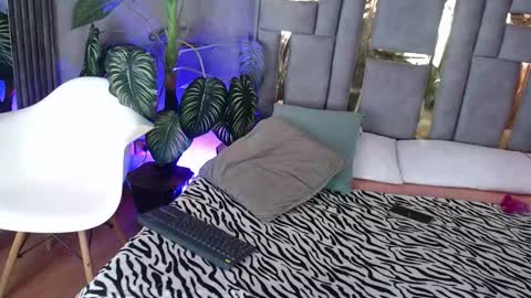 Snapshot of emma_fg chatting on October 24, 2025, 1:18 pm Valeria  online show from October 24, 2025, 1:18 pm