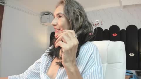 Snapshot of emma_mendoza chatting on February 18, 2025, 6:37 pm Emma online show from February 18, 2025, 6:37 pm