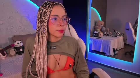 Snapshot of emma_nakamura chatting on December 5, 2024, 10:01 am online show from December 5, 2024, 10:01 am