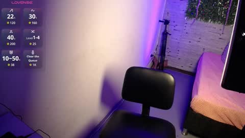 emma_petit07 online show from January 7, 2026, 8:00 pm