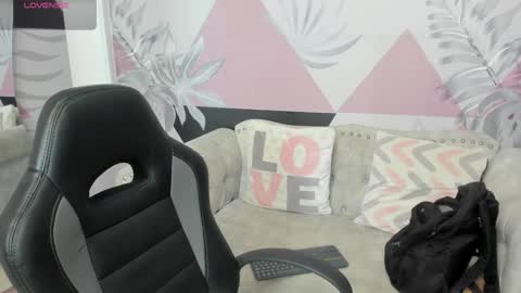 Snapshot of emma_petite4u chatting on January 27, 2025, 6:20 pm Emma online show from January 27, 2025, 6:20 pm