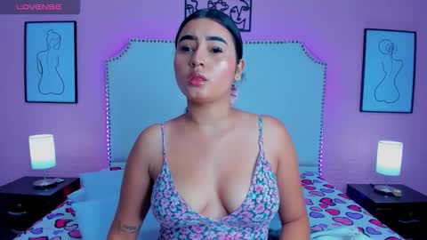 emma_whitee_ online show from November 7, 2025, 2:06 pm