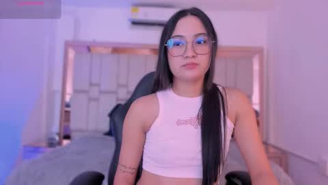 Snapshot of emmabeel chatting on November 4, 2025, 11:31 am Emma online show from November 4, 2025, 11:31 am