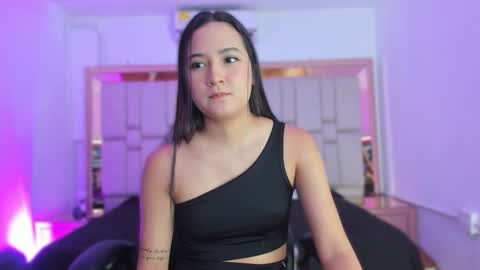 Snapshot of emmabeel chatting on November 7, 2025, 11:21 am Emma online show from November 7, 2025, 11:21 am