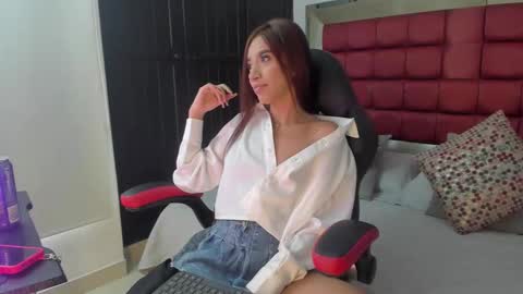 Snapshot of emmacarther chatting on October 21, 2025, 6:19 pm Emma online show from October 21, 2025, 6:19 pm