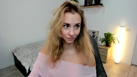 Snapshot of emmagracee chatting on November 17, 2025, 7:58 am Emma online show from November 17, 2025, 7:58 am