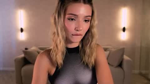 Snapshot of emmakeam_ chatting on June 25, 2026, 7:35 am Emma online show from June 25, 2026, 7:35 am