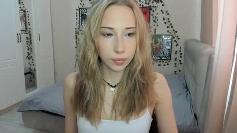 Snapshot of emmarayder chatting on April 1, 2026, 11:33 am Emma online show from April 1, 2026, 11:33 am