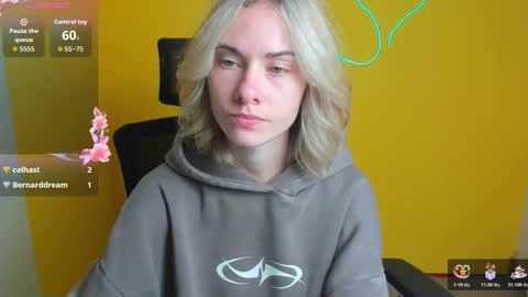 Snapshot of emmi_rossum chatting on October 22, 2025, 5:52 am Emmi online show from October 22, 2025, 5:52 am