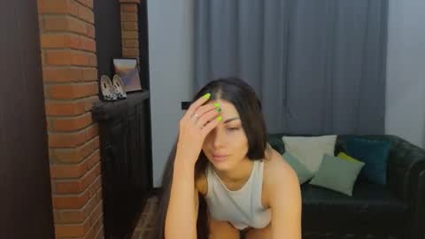 Mia online show from November 8, 2025, 8:07 pm