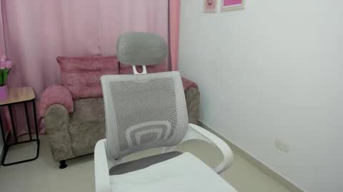 Snapshot of emmiejones_ chatting on October 21, 2025, 7:58 pm Emmi online show from October 21, 2025, 7:58 pm