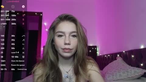 Snapshot of emmyluu chatting on December 20, 2024, 12:52 am Emmy online show from December 20, 2024, 12:52 am