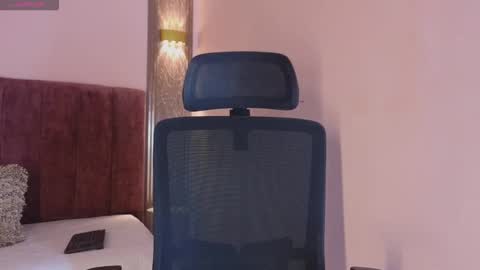 Snapshot of emy_leon chatting on February 8, 2026, 7:06 pm Emy online show from February 8, 2026, 7:06 pm