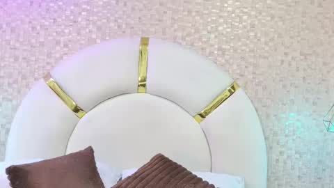 Emy  online show from February 11, 2026, 11:37 am