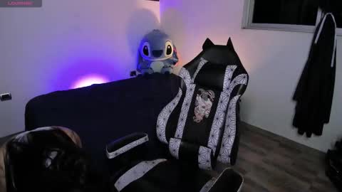 Snapshot of emy_xdy chatting on October 4, 2025, 9:51 am Im Emily would you like to help me reach 100 online show from October 4, 2025, 9:51 am