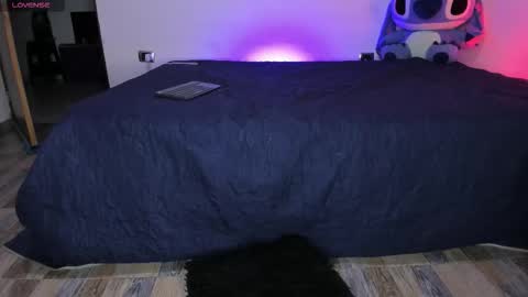 Snapshot of emy_xdy chatting on October 6, 2025, 9:29 am Im Emily would you like to help me reach 100 online show from October 6, 2025, 9:29 am