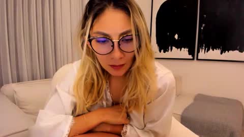 Snapshot of emyconneer chatting on January 24, 2025, 1:35 am emyconneer online show from January 24, 2025, 1:35 am
