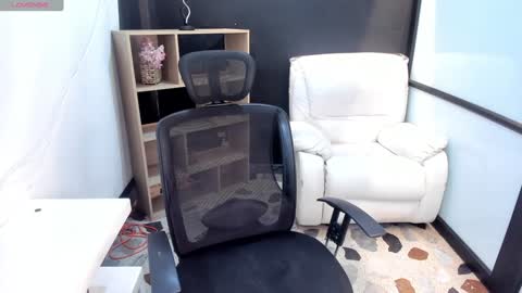 Snapshot of emysilver chatting on February 4, 2025, 2:43 pm Emy Silver online show from February 4, 2025, 2:43 pm