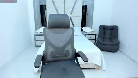 Snapshot of emysilver chatting on February 12, 2025, 6:19 pm Emy Silver online show from February 12, 2025, 6:19 pm