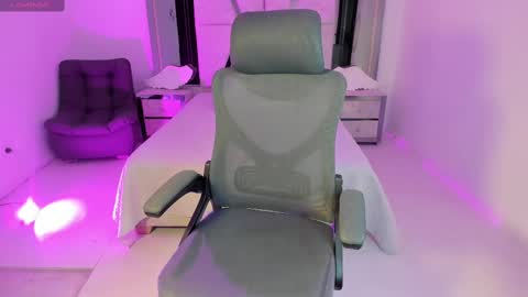 Snapshot of emysilver chatting on February 20, 2025, 9:42 pm Emy Silver online show from February 20, 2025, 9:42 pm