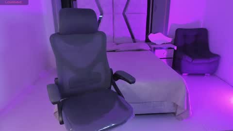 Snapshot of emysilver chatting on March 7, 2025, 1:40 pm Emy Silver online show from March 7, 2025, 1:40 pm