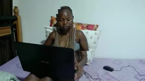 Vee online show from November 10, 2025, 7:57 pm