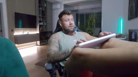 Erik online show from October 12, 2025, 6:29 pm