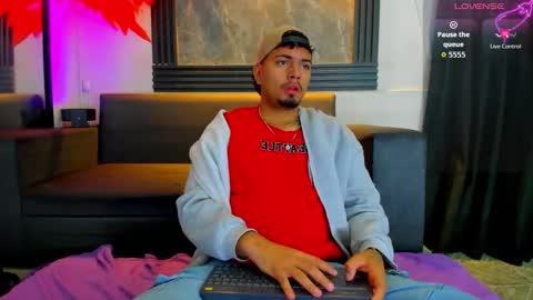 Snapshot of enrique_villa23 chatting on October 14, 2025, 12:06 pm enrique online show from October 14, 2025, 12:06 pm