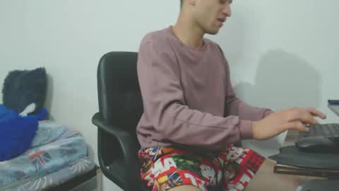 enzoyarack online show from October 6, 2025, 2:09 am