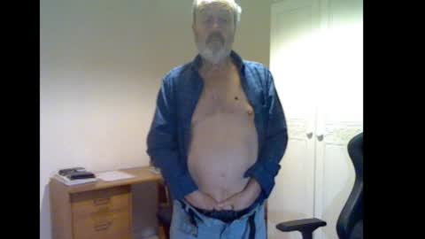 erasmus_d online show from November 24, 2025, 5:56 pm