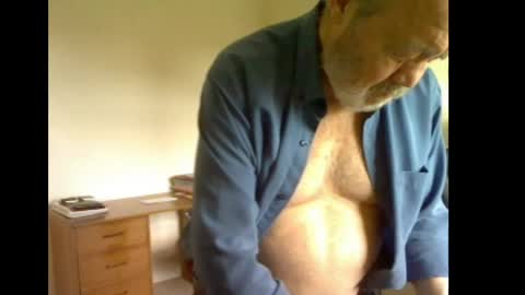 Snapshot of erasmus_d chatting on May 13, 2026, 5:10 pm erasmus_d online show from May 13, 2026, 5:10 pm