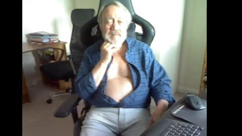 Snapshot of erasmus_d chatting on May 18, 2026, 4:35 pm erasmus_d online show from May 18, 2026, 4:35 pm